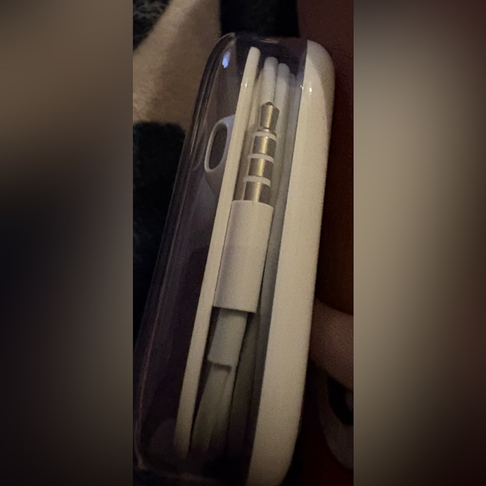 Apple new Wired Earbuds with Inline Volume Remote iPhone 14 or less series - Picture 3 of 5